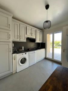 eine Küche mit Waschmaschine und Trockner in der Unterkunft Marseille - Calanques in Marseille + 8 Fotos