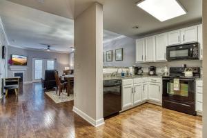 Η κουζίνα ή μικρή κουζίνα στο Mountain View Condo2 Kings, Pools & Balcony