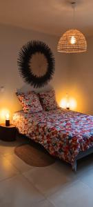 een slaapkamer met een bed met een spiegel aan de muur bij La Pifote in Villes-sur-Auzon