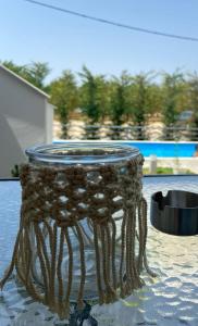 ein Metalltisch mit Glasplatte auf einer Straße in der Unterkunft Ammos & Thalassa Apartments in Ofrynio