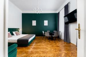 Łóżko lub łóżka w pokoju w obiekcie Wawel Boutique Residence - Krakow Old Town