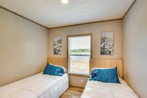 Postel nebo postele na pokoji v ubytování Cedar Creek Reservoir Home with Private Boat Ramp! + 19 fotografií