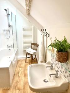 Et badeværelse på Chantry Cottage - Newby Hall, Ripon, North Yorkshire + 26 billeder