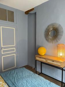 Postel nebo postele na pokoji v ubytování Coeur de ville Mortagne-au-Perche