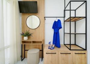 Un vestidor con un vestido azul y un espejo. en Aesthesis Luxury Retreat, en Skala Sotiros 56 fotos más
