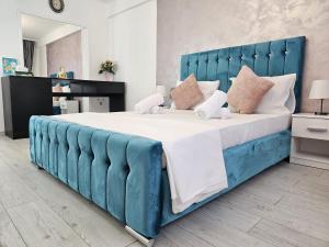 ブカレストにある89 Rooms Boutiqueのベッドルームに大型ベッド1台(青いヘッドボード付) +25枚の写真