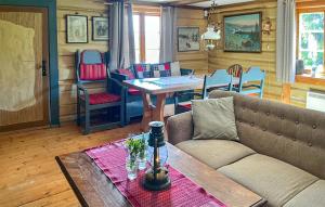 ein Wohnzimmer mit Sofa und Tisch in der Unterkunft Three-Bedroom Holiday Home In Sjusjoen in Sjusjøen