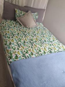 オストルダにあるApartament Parkowyの花柄の掛け布団と枕付きのベッド