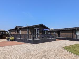 una casa con una valla negra delante en Hazelwood 2, en Lyme Regis