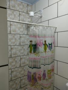 un rideau de douche avec des oiseaux dessus dans une salle de bain dans l'établissement Pousada São Benedito, à Cachoeira Paulista