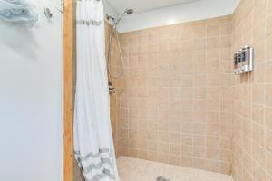 e bagno con doccia con tenda bianca. di Houghton Lake Cottage with Patio Walk to Waterfront a Houghton Lake Altre 16 foto