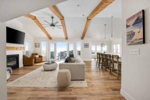 ein Wohnzimmer mit Couch und Kamin in der Unterkunft Casa de la Madre in Lincoln City