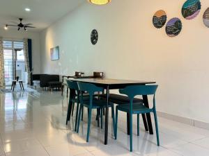 ein Esszimmer mit Tisch und Stühlen in der Unterkunft De Home Desaru City 5GWiFi NetFlix 24LV9 in Bandar Penawar
