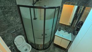 Un baño con ducha, inodoro y lavabo. en Sinor Home Uzungöl, en Uzungöl 49 fotos más