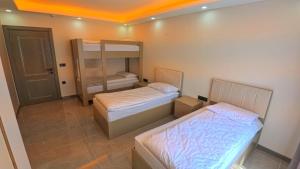 - Vistas a un dormitorio con 2 camas en Sinor Home Uzungöl, en Uzungöl