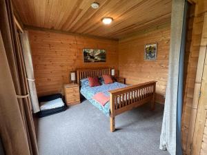 Giường trong phòng chung tại The 'SHED' Log Cabin, Bishop Sutton +22 ảnh