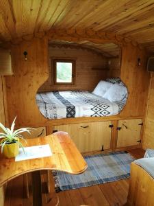 Ένα ή περισσότερα κρεβάτια σε δωμάτιο στο LA ROULOTTE Place Du Bonheur