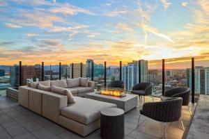 O zonă de relaxare la Global Luxury Suites at Downtown Phoenix