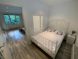 una piccola camera da letto con una culla e una finestra di Apartma Mimi a Bohinj