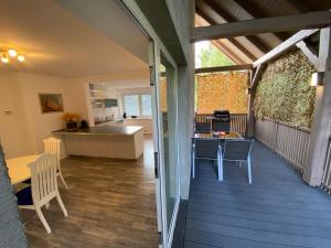 un balcone con tavolo e sedie e una cucina di Apartma Mimi a Bohinj