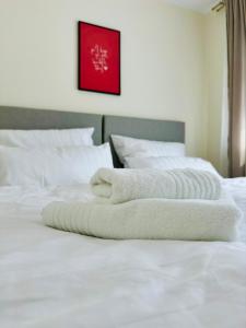 Postel nebo postele na pokoji v ubytování Moderne Wohnung mit Vollausstattung und Terrasse I Parkplatz I 3 Schlafzimmer I 8 Schlafplätze