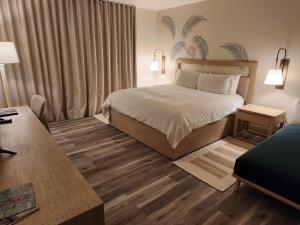 Una cama o camas en una habitación de Coco Reef Bermuda