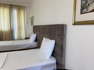 A bed or beds in a room at Hotel Bojatours