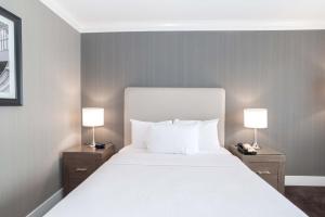 Llit o llits en una habitació de Sandman Hotel Langley
