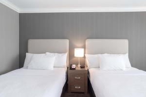 Llit o llits en una habitació de Sandman Hotel Langley