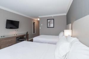Llit o llits en una habitació de Sandman Hotel Langley