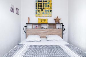 - une chambre avec un lit et une tête de lit dans l'établissement Le Temps d'Eugène Centre historique, à Narbonne