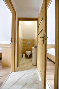 een badkamer met toilet en wastafel bij Domki na Krótkiej in Spytkowice +68 foto's