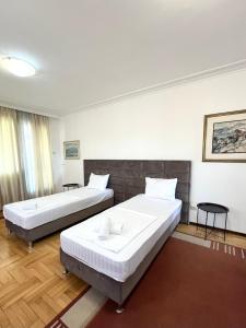 A bed or beds in a room at Hotel Bojatours