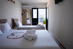 Un dormitorio con dos camas y vista al mar. en Complex Vraja Mării Costinești, en Costinesti