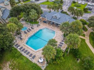 an overhead view of a swimming pool with palm trees at Sun Beach Club 861 Across from Beach Close to Pool Hot Tub Walk to shopping and dining in Edgewater