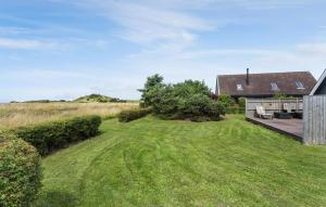 Three-Bedroom Holiday Home Bagenkop With Sea View 04外面的花园