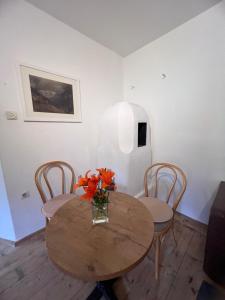 A seating area at Piburg Seebichlhof