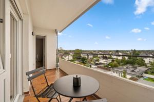a balcony with a table and chairs and a view at *TOP* Moderne Wohnung - Nähe Köln: Dom, Messe, Flughafen, Lanxess-Arena in Bergisch Gladbach