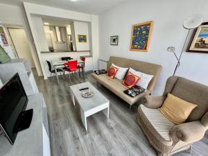 un soggiorno con un divano e un tavolo di Céntrico Piso de 2 habitaciones a Saragozza