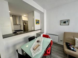 un soggiorno con un tavolo e un divano di Céntrico Piso de 2 habitaciones a Saragozza