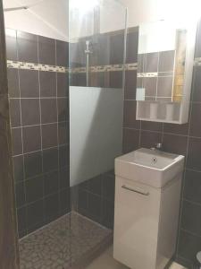 Koupelna v ubytování Bungalow et sa ti piscine
