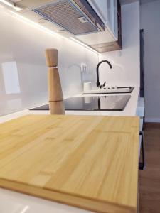 eine Holztheke in einer Küche mit Spüle in der Unterkunft Casa Náutica T2 in Ovar