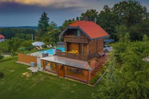 an overhead view of a house with a swimming pool at Kuća za odmor Vida in Čazma