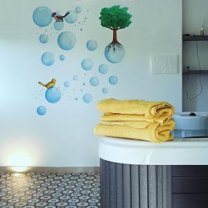Afbeelding uit fotogalerij van Cinguettio -relax con Jacuzzi- in Fermo