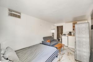 谢尔曼·奥克斯Sherman Oaks Hideaway Lush Grounds, Shared Pool!的带床和椅子的卧室