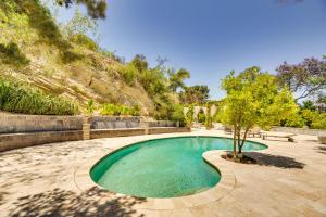 Sherman Oaks Hideaway Lush Grounds, Shared Pool!内部或周边的泳池