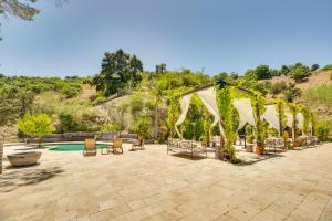 Sherman Oaks Hideaway Lush Grounds, Shared Pool!内部或周边的泳池