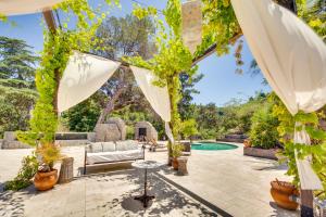 谢尔曼·奥克斯Sherman Oaks Hideaway Lush Grounds, Shared Pool!的一个带凉棚和游泳池的户外庭院