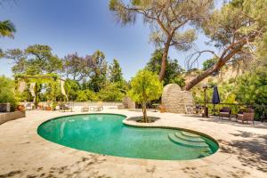 Sherman Oaks Hideaway Lush Grounds, Shared Pool!内部或周边的泳池