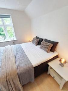 Postel nebo postele na pokoji v ubytování Cozy 1 bedroom apartment A
